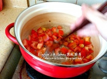 step6: 煲內加少許油燒熱 , 放入蕃茄粒炒至出茄油