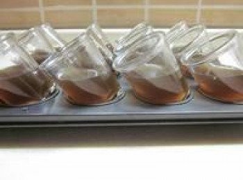 step3: 將黑糖液倒入容器的一半架在馬芬盤上使之傾斜,放入冰箱至凝結