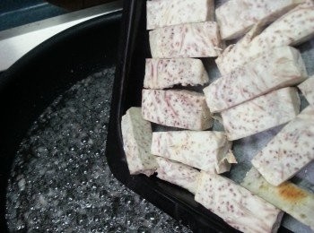 step7: 熄火加入已焗好的芋頭,不停炒動芋頭,直到水份變乾,砂糖亦會變硬沾滿芋頭即可