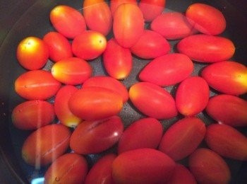 step1: 番茄去蒂洗乾淨，用小刀在番茄輕畫十字刀痕，或輕割一刀也可以(方便等等好剝皮)，然後放入滾水中川燙約1分半後撈起放入冰水中(不要煮太久把番茄燙爛囉)