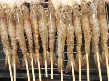 step3: 把蝦子放入預熱220度的烤箱烤約10分鐘即完成囉^^"