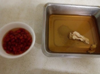 step3: 200cc水加熱，倒入1碗陳年紹興酒，當歸片1片，枸杞泡熱水後放入1半。