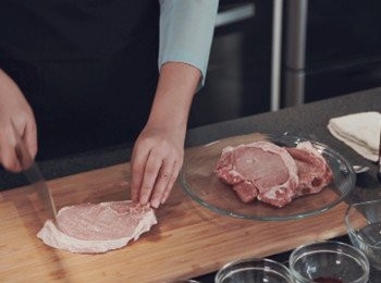 step1: 先將豬扒洗淨印乾水份備用