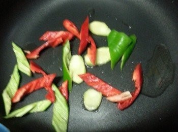 step4: 起油鑊先爆香薑片及青紅椒