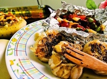 step8: 經過油封過烤的蒜頭，只要輕輕一擠~整瓣都會輕鬆脫落!拿來直接吃或沾抹麵包，拌飯都很好吃XD 若覺得味道不夠~可再添加少許鹽提味!