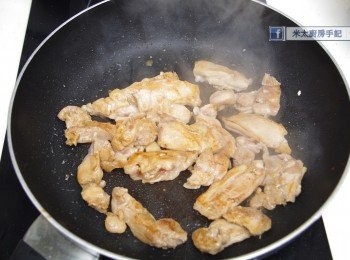 step5: 鍋中下1湯匙油燒熱，下蒜頭爆香，放雞肉把兩面煎成金黃色。