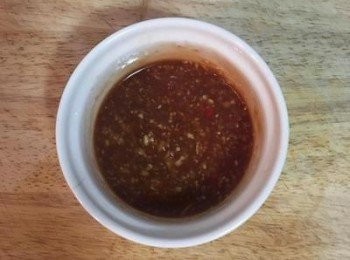 step3: 將蒜末、薑泥、辣椒末放一起，加入帶甜味的醬油膏、蕃茄醬、香油和水放一起混勻，即成五味醬。