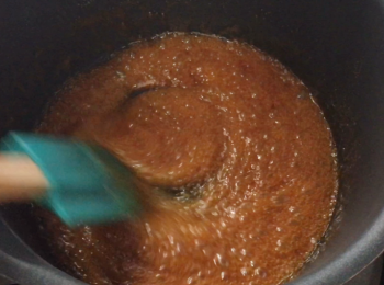 step12: 糖漿呈現紅銅色時立即熄火，加入無鹽牛油，海鹽及香草油，持續攪拌至焦糖醬滑順均勻。