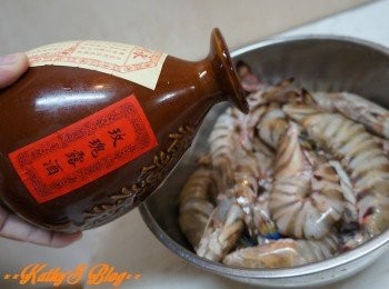 step2: 用玫瑰露酒醃大約15分鐘，如果鍾意多啲酒香味，可加多小小酒嘅分量呀~