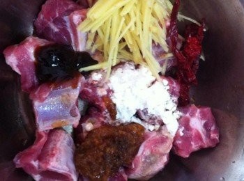 step1: 將排骨洗淨多塊，瀝乾水分。