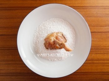 step3: 將醃好的雞肉均勻的沾上木薯粉後靜置約5分鐘回潮。