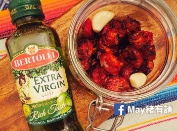 step4: 加入黑橄欖和小蕃茄拌勻，最後加香芹即成。