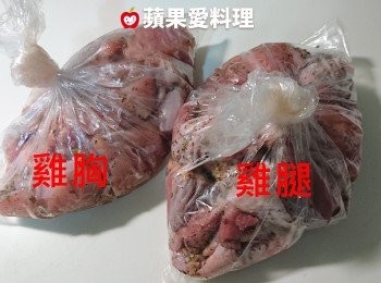 step2: 拿出2個塑膠袋，其中一個放「雞腿丁」，另一個放「<a href="https://bit.ly/3EZL8dD" target="_blank" data-keyword="雞胸" class="guide-link"><strong>雞胸</strong></a> <span style="display:inline-block;vertical-align:middle;margin-top:-3px;color:initial;border-radius:3px;padding:2px 3px;font-size:12px;line-height:14px;background:#87d300;color:#fff;">即買</span> 丁」，將塑膠袋打個結，放入冰箱冷藏醃一天。