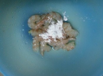 step3: 用1茶匙生粉先洗淨蝦肉再用水沖洗乾淨