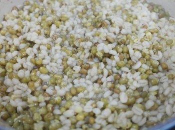 step5: 中途如果水不夠可以再加熱水喔!! 接著加糖調味~~~ 試到自己喜歡的甜度後即完成!!! 等涼後放進冰箱冷藏吧:)
