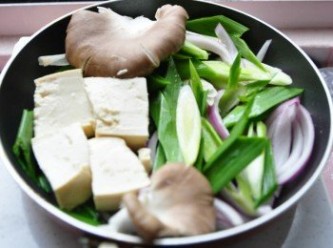 step5: 接著放入香菇及豆腐入鍋稍悶煮一下