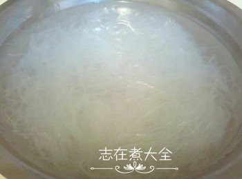 step2: 粉絲浸軟略剪，蔥洗乾淨切段