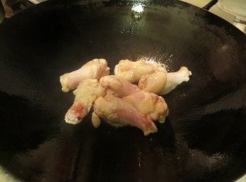 step1: 鸡槌用<span class="group_2">腌料</span>半小时或以上。