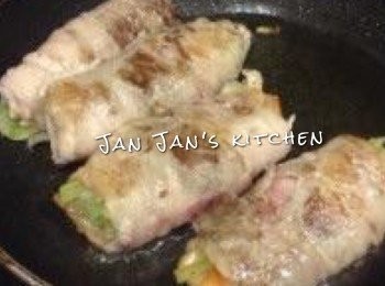 step4: 將肥牛卷放入煎熟上碟，同鑊下韓國醬油煮熱收汁，淋於肉卷上即成。