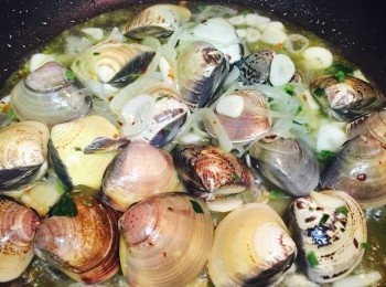 step4: 放入沙白蜆炒匀後加入白酒，先煮滾讓酒精揮發，然後加蓋焗約5分鐘至所有蜆開口。