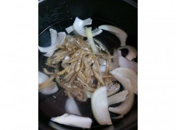 step1: 把小魚乾和洋蔥放進已經裝了400ml水的電飯鍋，讓它沸騰15分鐘，熬出味道，15分鐘後用濾網撈出，只剩下湯