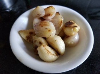 step9: 將乾蔥，蒜頭稍為爆香備用