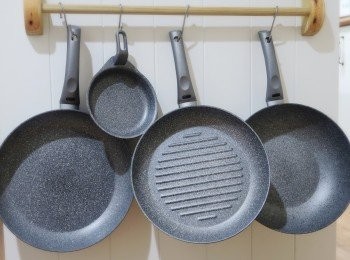 step9: 【FAY菲姐鍋具】Fascook 礦岩不沾鍋五件組
除了有符合國人使用習慣的炒鍋外，
另外還有平煎鍋ˊ煎烤鍋ˊ小蛋鍋
導熱快速又均勻，不沾效果更是一級棒，
而且好清洗，鍋面一體成型無鉚釘不會藏汙納垢。
除了可依據需求選購外，套鍋組合更是超值優惠~
搭配上贈品微淨能（水洗王） 環保去油洗淨器
來做事後清潔除了免用洗碗精，還環保不傷玉手，
更不怕不當清潔傷了鍋具。
(是此檔才有的特別優惠呦~😊)
優惠組合這裡買☛https://goo.gl/QhJcnS (限量10套喔~)