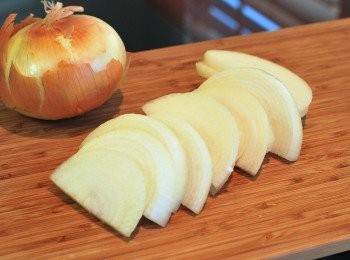 step2: 製作<span class="group_3">焦糖洋蔥</span>：將洋蔥直剖兩半，再逆紋切絲，寬度約1公分