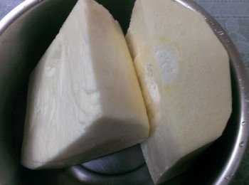 step2: 麻竹筍取前段切半先用電鍋蒸熟(內鍋不放水~外鍋一杯水)