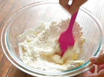 step5: 轉用膠刮，把粉類材料分成 3 次篩入牛油中拌勻，拌至不見乾粉即可，不要過份攪拌。