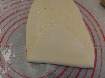 step4: 落油後將四邊輪住對摺令油份平均分佈。