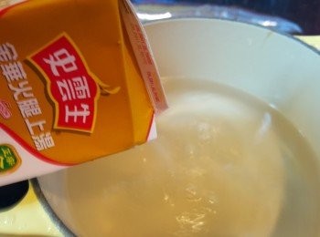 step2: 將上湯放入鍋中，加入水份大火煮滾。