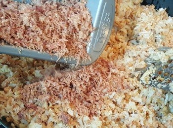 step7: 接著再加入金華火腿入鍋內炒勻。