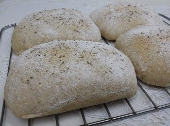 step2: 液種麵糊全部(用前回溫 30分鐘) 及主麵糰材料放入麵包機, 搓好麵團, 放進密實盒再放雪柜發酵 12小時