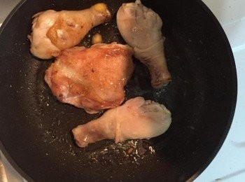 step3: 平底鍋不放油，雞腿排將帶皮那面朝下大火煎至表皮金黃酥脆，這時候鍋子也出很多油了，將雞腿排翻面轉小火蓋上鍋蓋，撒上鹽和胡椒，慢慢煎個約10分鐘，確認肉熟了即可起鍋。