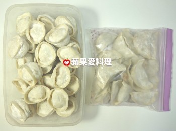 step4: 包好的水餃，整盤放進冰箱冷凍一天。凍硬後，已定型，即可放進保鮮盒或保鮮袋冷凍保存。