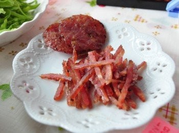 step4: 取2片美珍香豬肉乾切長條