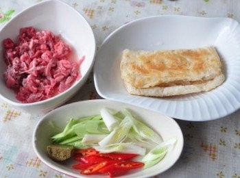 step1: 備料:澳洲精選牛肉絲、燒餅、大蒜段及辣椒段