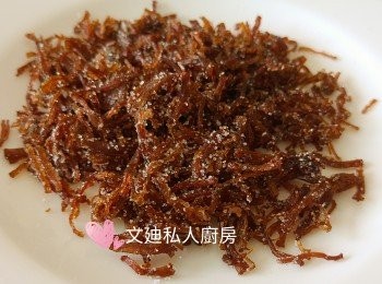 step2: 巳炒好的乾瑤柱絲略為攤一陣撒上餘下的糖攪混,即成為美味的小食。
