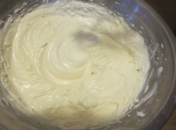 step2: .把cream cheese,糖粉, 牛油和炼乳 一起打滑。