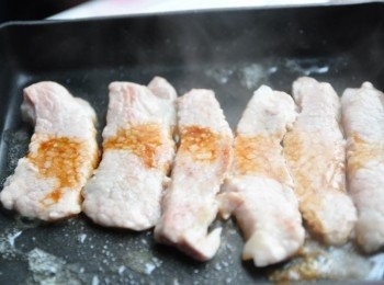 step4: 再淋上適量的和露，將松阪肉翻面吸取醬汁