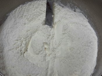 step1: 在一大碗內，將麵粉，鹽，泡打粉拌勻