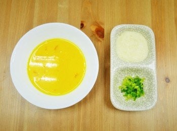 step1: 步驟1：
取碗放入蟹膏、蟹腿、米酒醃5分鐘，蔥洗淨切末，薑與山藥洗淨去皮磨泥，蛋打散用篩網過濾備用。