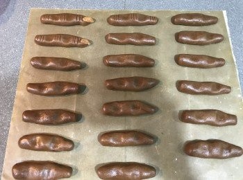 step5: 1）取出20G一個
2）搓長條型
3）放在牛油上
4）用兩隻手指，輕輕壓下
5）用刀切手紋