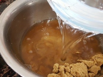 step2: 將清水倒入黑糖中，攪拌均勻至糖溶