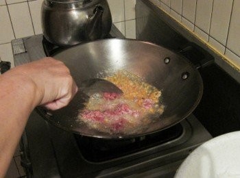 step3: 起油鍋，炒香蝦米.絞肉