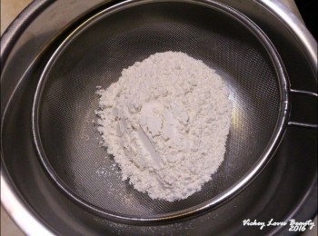 step1: 烤箱預熱至200℃，方形烤盤鋪好烘焙紙備用
<span class="group_1">巧克力花生醬蛋糕底</span>作法:
1.先將低筋麵粉與泡打粉混合之後過篩備用