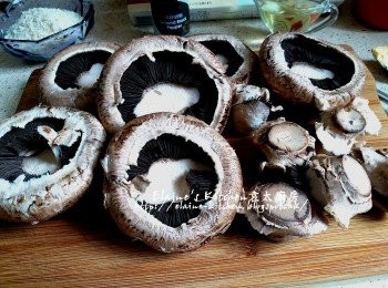 step6: 燒烤菇切去蒂 , 菇蒂切粒 , 焗爐用180C預熱10分鐘