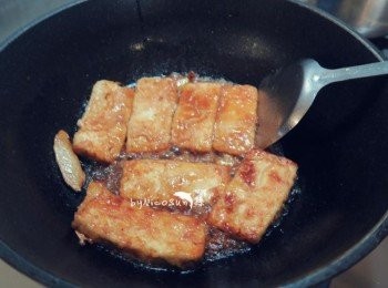 step3: 加入豆腐輕輕滑動.到入醬油.米酒.少許糖.煮滾收汁