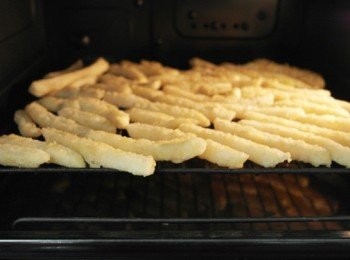 step1: 將薯條鋪在烤盤上，使用水波爐炸物功能約10分鐘。*也能使用烤箱預熱190度烤約15-20分鐘。